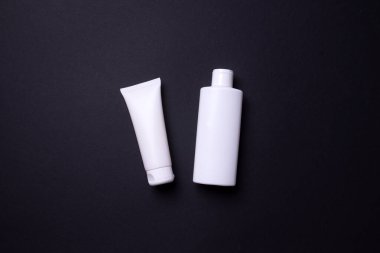 Siyah arkaplanda el kremi ambalajı