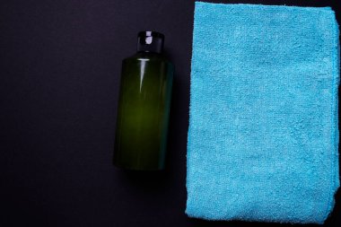 Siyah arkaplanda el kremi ambalajı