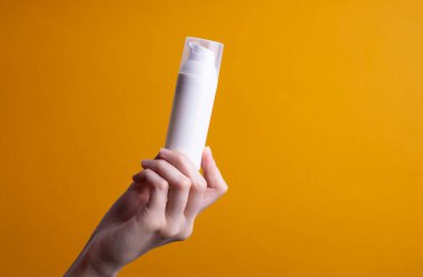 Kadın ellerinde losyon ya da el kremi paketi