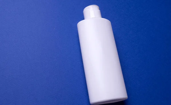 Shampoo Frasco Condicionador Cabelo Isolado Fundo Azul — Fotografia de Stock