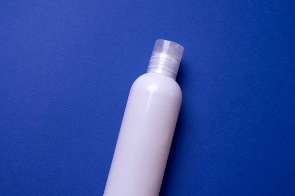 Shampoo Frasco Condicionador Cabelo Isolado Fundo Azul — Fotografia de Stock