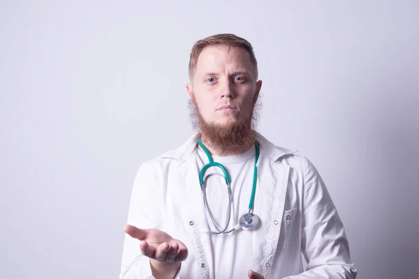 Gri arka planda laboratuvar önlüklü erkek doktor.