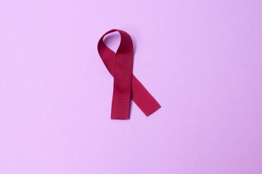 AIDS 'le mücadelenin kırmızı kurdele sembolü