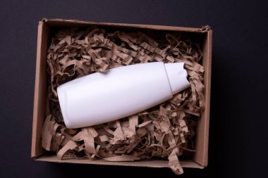 Siyah arkaplanda el kremi ambalajı