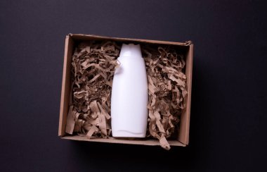 Siyah arkaplanda el kremi ambalajı