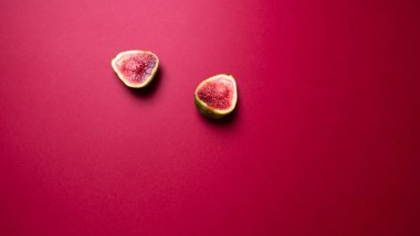 Olgun bir incir meyvesi ikiye bölünmüş.