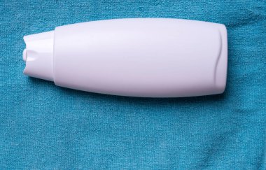 Renkli bir arka planda şampuan ya da saç durulama