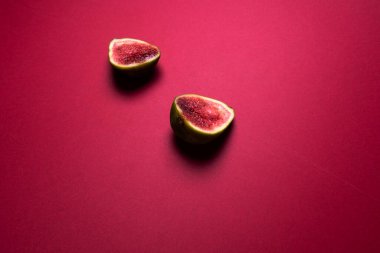 Olgun bir incir meyvesi ikiye bölünmüş.