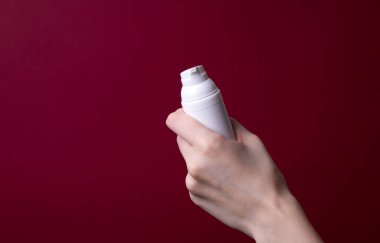 Kadın ellerinde losyon ya da el kremi paketi