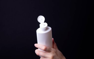 Kadın ellerinde losyon ya da el kremi paketi