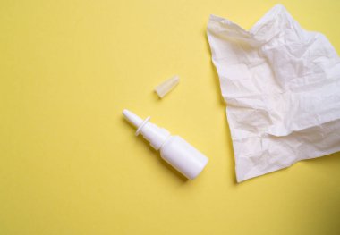 Buruna sprey sık. Yukarıdan görüntüle