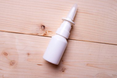 Buruna sprey sık. Yukarıdan görüntüle