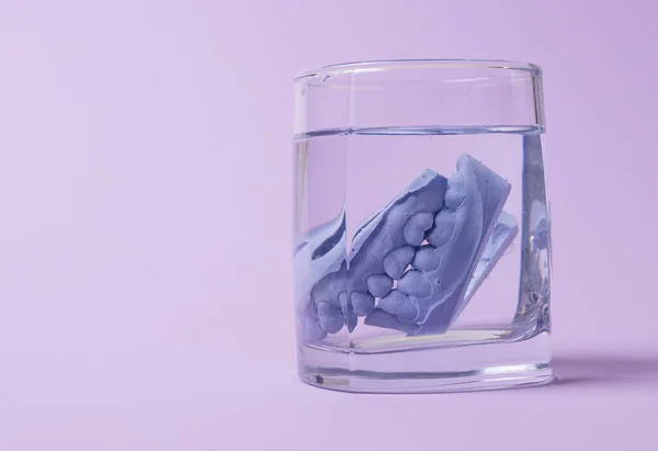 玻璃杯中人类牙齿的陶瓷模型 — 图库照片