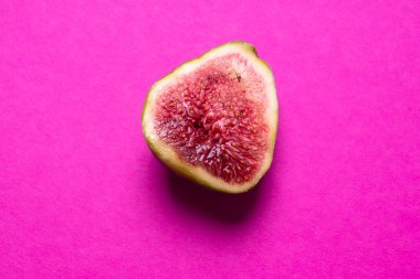 Olgun bir incir meyvesi ikiye bölünmüş.