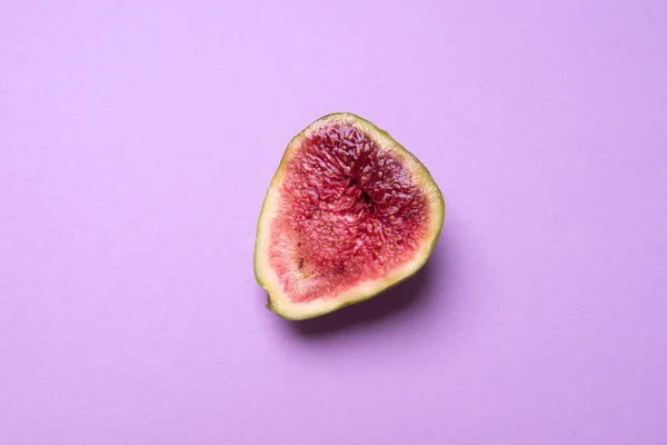 Olgun Bir Incir Meyvesi Ikiye Bölünmüş — Stok fotoğraf