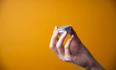 Kadın ellerine el kremi paketleme