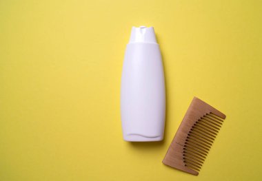 Şampuan veya saç kremi şişesi izole edilmiş.
