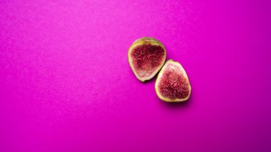 Olgun bir incir meyvesi ikiye bölünmüş.