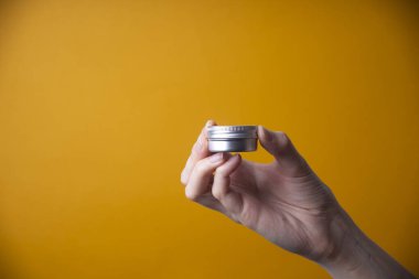 Kadın ellerine el kremi paketleme