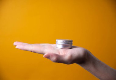 Kadın ellerine el kremi paketleme