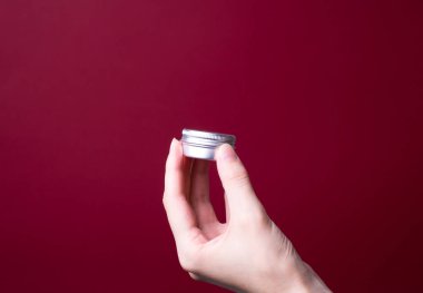 Kadın ellerine el kremi paketleme