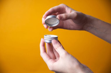 Kadın ellerine el kremi paketleme