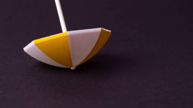 Siyah arkaplanda çok renkli plastik şemsiye