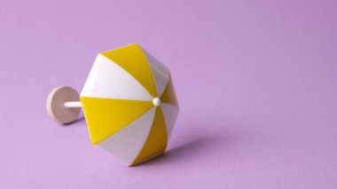 Minyatür renkli plaj şemsiyesi, izole