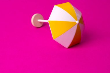 Minyatür renkli plaj şemsiyesi, izole