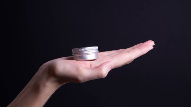 Kadın ellerine el kremi paketleme