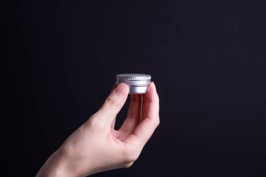 Kadın ellerine el kremi paketleme