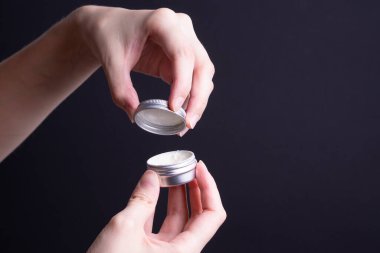 Kadın ellerine el kremi paketleme