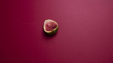 Olgun bir incir meyvesi ikiye bölünmüş.