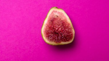 Olgun bir incir meyvesi ikiye bölünmüş.