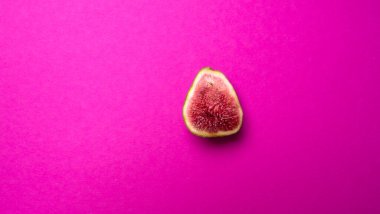 Olgun bir incir meyvesi ikiye bölünmüş.