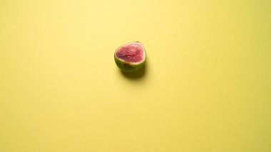 Olgun bir incir meyvesi ikiye bölünmüş.