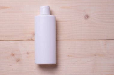 Şampuan veya saç kremi şişesi izole edilmiş.