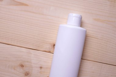 Şampuan veya saç kremi şişesi izole edilmiş.