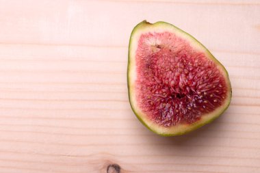 Olgun bir incir meyvesi ikiye bölünmüş.