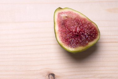 Olgun bir incir meyvesi ikiye bölünmüş.