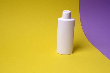 Şampuan veya saç kremi şişesi izole edilmiş.