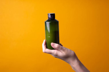 Kadın ellerine losyon ya da şampuan paketi