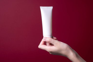 Kadın ellerine el kremi paketleme