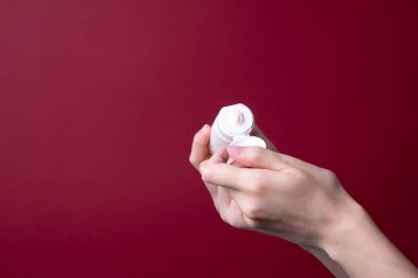 Kadın ellerine el kremi paketleme