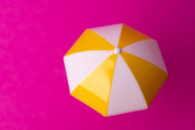 Minyatür renkli plaj şemsiyesi, izole