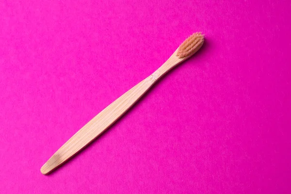 Bambu diş fırçası, üst görüş, izole edilmiş.