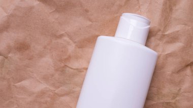 Şampuan veya saç kremi şişesi izole edilmiş.