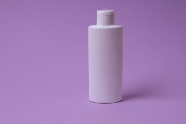 Şampuan veya saç kremi şişesi izole edilmiş.