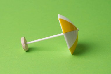 Minyatür renkli plaj şemsiyesi, izole