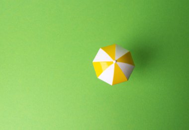 Minyatür renkli plaj şemsiyesi, izole